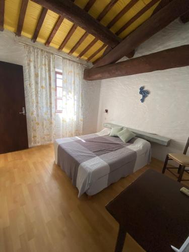 une chambre avec un grand lit dans une pièce dans l'établissement Hôtel MAS DE LAYALLE, à Saintes-Maries-de-la-Mer