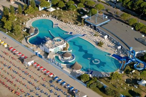 グラードにあるResidence Villa Marinaのリゾートのプールの航空写真