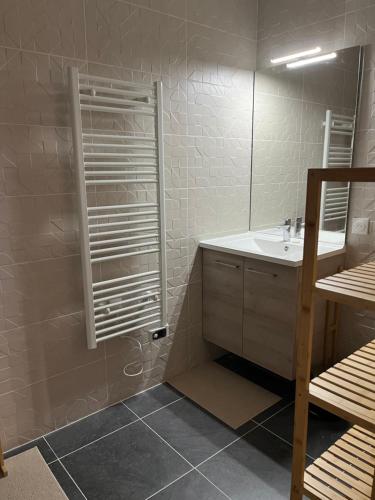 une salle de bain avec un lavabo et un miroir dans l'établissement Midori T3 77 m2, à Vars