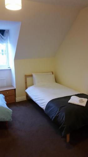 een slaapkamer met een groot bed in een kamer bij Livingston Ideal commuter House in Livingston