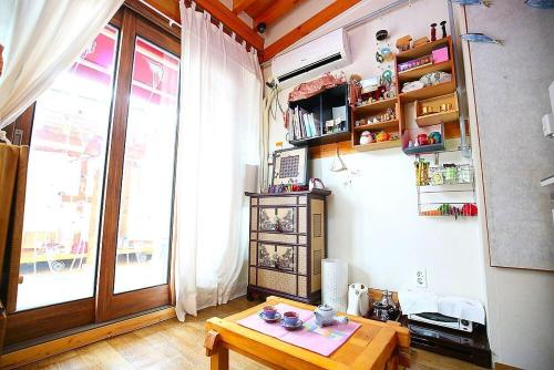 Η κουζίνα ή μικρή κουζίνα στο Jeonju Kkotjam Pension