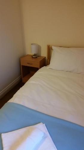Ένα ή περισσότερα κρεβάτια σε δωμάτιο στο Livingston Ideal commuter House