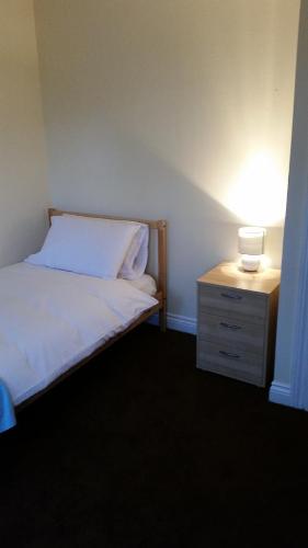 Ένα ή περισσότερα κρεβάτια σε δωμάτιο στο Livingston Ideal commuter House