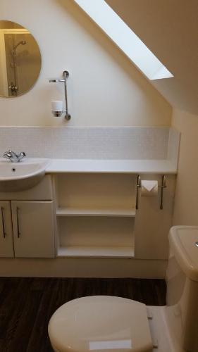 Ένα μπάνιο στο Livingston Ideal commuter House