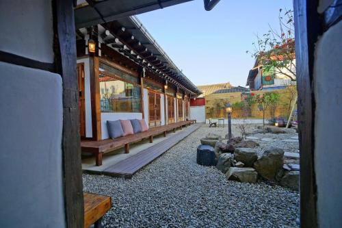 Un edificio con un porche con almohadas encima. en Hanok Mibbeum, en Jeonju
