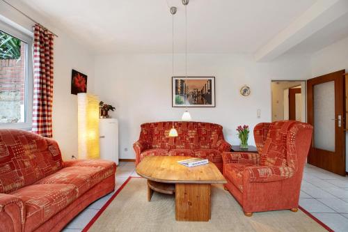 a living room with two couches and a coffee table at Ferienwohnung Bunsoh in Bunsoh