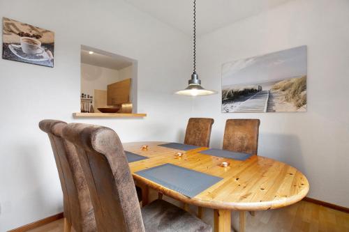 a wooden dining room table with chairs and a dining room at Ferienwohnung Bunsoh in Bunsoh