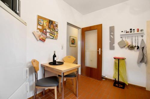 a small dining room with a table and chairs at Ferienwohnung Bunsoh in Bunsoh