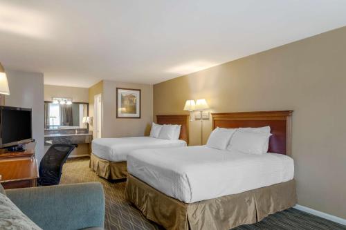 FillmoreにあるBest Western La Posada Motelのベッド2台とテレビがあるホテルの部屋