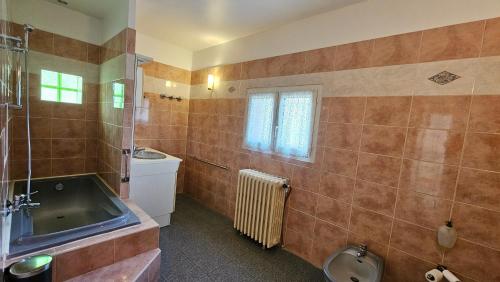 ein Badezimmer mit Waschbecken und Toilette in der Unterkunft Grande Maison avec piscine, parking et wifi in Balaruc-les-Bains