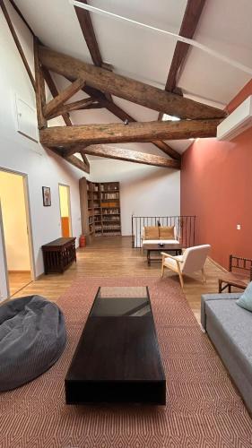 un salon avec un canapé et une table dans l'établissement Typique Mas provençal, parc et piscine chauffée, à Graveson