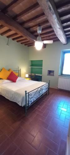 a bedroom with a large bed in a room at 2girasoli piano terra in Pucciarelli