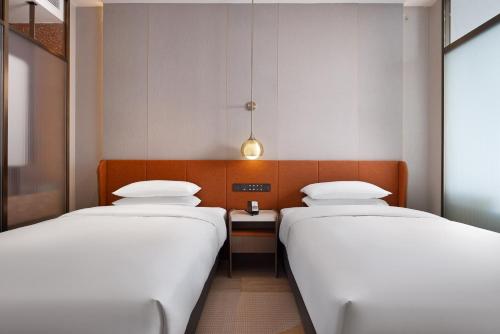 Katil atau katil-katil dalam bilik di Home2 Suite by Hilton Ningbo Yinzhou
