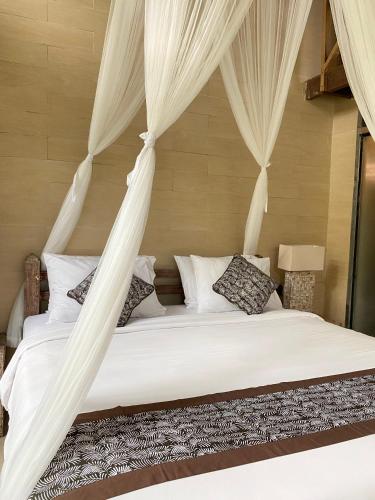 Ένα ή περισσότερα κρεβάτια σε δωμάτιο στο Tuwi Villa Ubud