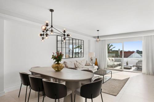5 BR Luxury apt w Pool, garage and amazing views