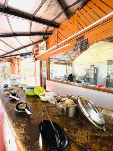 The Hideaway Hosur by evaddoにあるレストランまたは飲食店