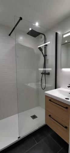 une salle de bain blanche avec une douche et un lavabo dans l'établissement Le Crey du Quart, à Valmeinier