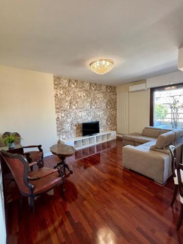 Stylish spacious 3-bedroom apartment, open-space kitchen, 3 balconies!