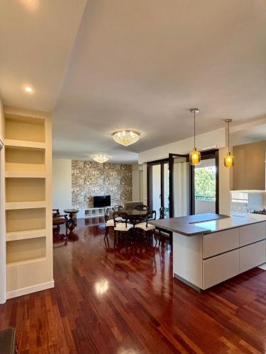 Stylish spacious 3-bedroom apartment, open-space kitchen, 3 balconies!