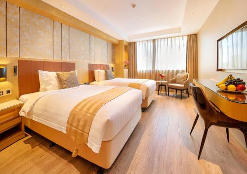 Postel nebo postele na pokoji v ubytování Grand Dragon Hotel