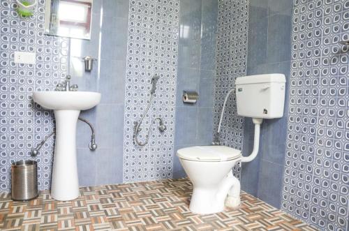 a bathroom with a toilet and a sink at Hotel Sodizang Retreat in Pelling