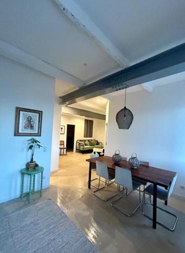 un salon avec une table et des chaises en bois dans l'établissement Elegance Centre Sète, à Sète