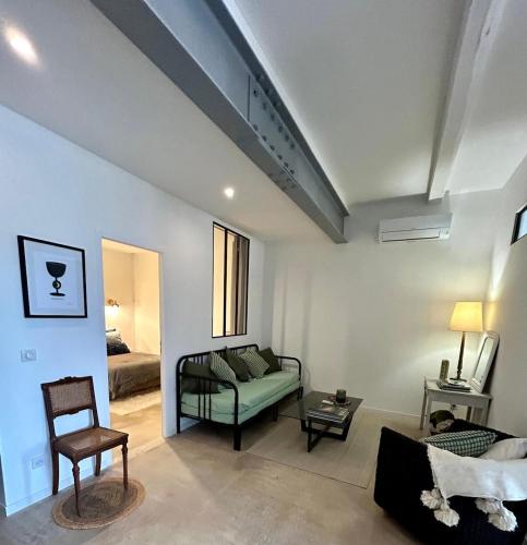 un salon avec un canapé et un lit dans l'établissement Elegance Centre Sète, à Sète