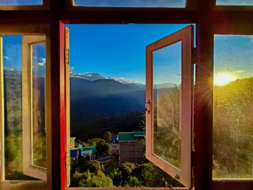 an open window with a view of the mountains at Hotel Sodizang Retreat in Pelling