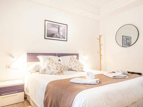 グアルダマル・デル・セグラにあるApartamento Sirena by Eden Marのタオルが敷かれた大きなベッドのある寝室