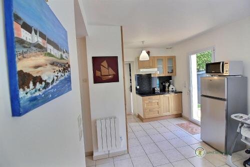 une cuisine avec un réfrigérateur en acier inoxydable et un micro-ondes dans l'établissement Ty park, à Perros-Guirec