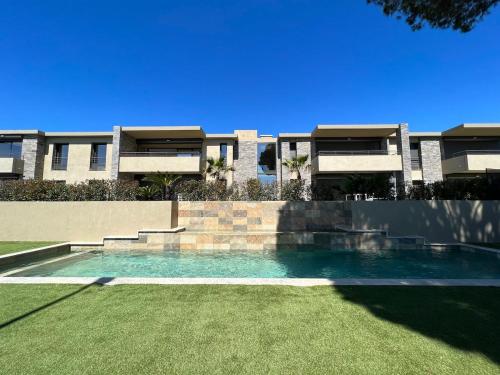 une piscine devant une maison dans l'établissement La Croisette, YourHostHelper, à Sainte-Maxime