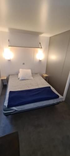 - un lit dans une petite chambre avec deux lumières dans l'établissement Camping Agde, à Agde