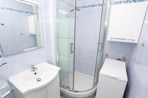 une salle de bain avec une douche, des toilettes et un lavabo dans l'établissement St cyprien appartement avec piscine, à Saint Cyprien Plage
