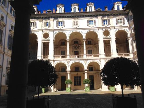 トリノにあるSanti apartment in the heart of Turinの大きな建物