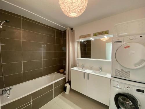 Ένα μπάνιο στο Appartement cosy proche centre Capbreton, situé dans un cadre boisé