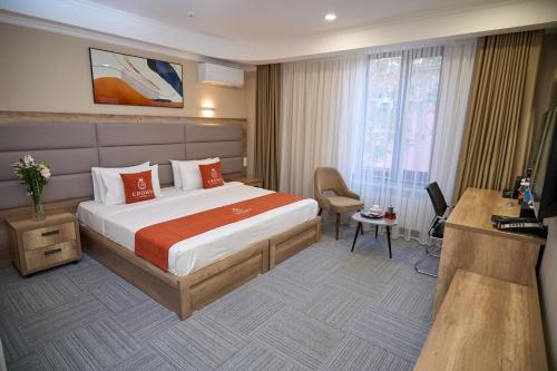 Postel nebo postele na pokoji v ubytování Crown Hotel