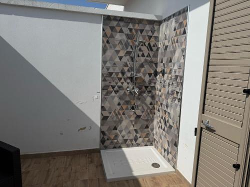 a bathroom with a shower with a mosaic wall at Dear Mary, B&B romantico vicino Lecce nel cuore del Salento in San Cesario di Lecce