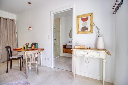 une salle à manger avec une table et un miroir dans l'établissement L orée du bois, à Saussenac