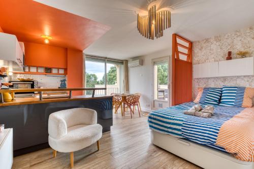 une cuisine et une chambre avec un lit dans une pièce dans l'établissement Sunny Day, à La Grande Motte