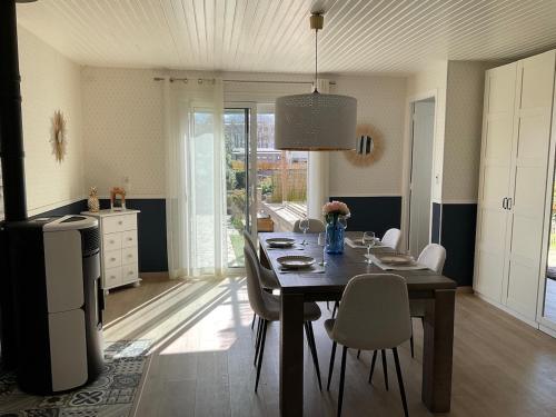 - une cuisine avec une table à manger et des chaises dans l'établissement Au Bord de L'Ô, à Saint Lo