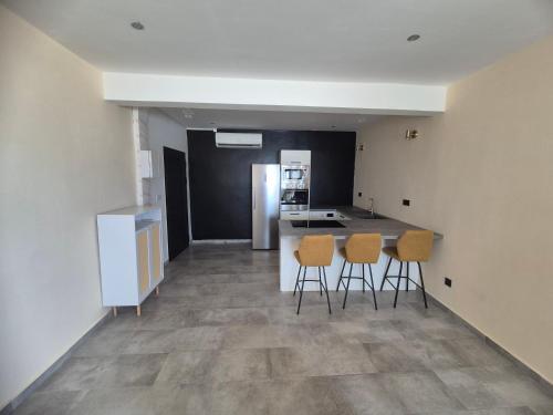 Una cocina o cocineta en Splendide T2 Meublé à Mtsapéré Baobab vue sur Mer