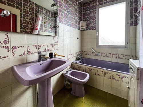 une salle de bain avec un lavabo, des toilettes et une baignoire dans l'établissement Jolie maison avec jardin - quartier la Roulière - 4 personnes, à Givrand