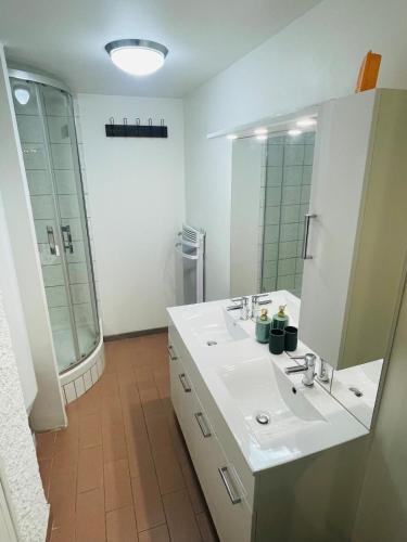 une salle de bain avec un lavabo blanc et un miroir dans l'établissement Logement 7pers-15mn Piste-Exposé Sud-Cœur station, à Aillon-le-Jeune