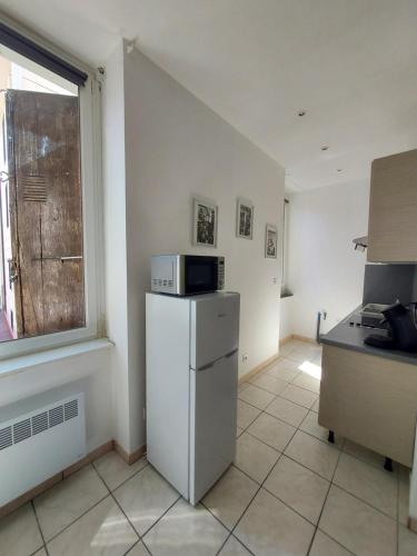 Il comprend une cuisine équipée d'un four micro-ondes et d'un réfrigérateur. dans l'établissement Studio Narbonne Centre, à Narbonne