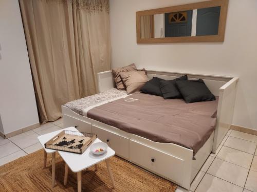 - une petite chambre avec un lit et une table dans l'établissement Studio Narbonne Centre, à Narbonne