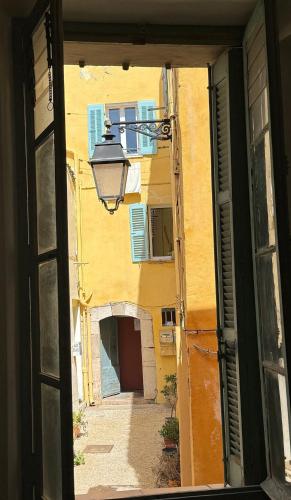 - une vue depuis la fenêtre ouverte d'un bâtiment dans l'établissement Casaïa - La Cigale - Chambre avec salle de bain privée, à Hyères