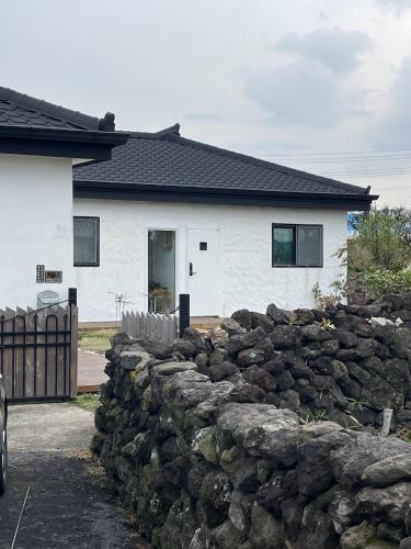 El edificio en el que está la casa de huéspedes