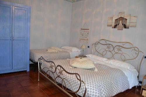 two twin beds in a bedroom with a blue cabinet at B&B Residenza Marina in Marina di Carrara