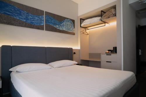 Postel nebo postele na pokoji v ubytování Sea Lion Hotel