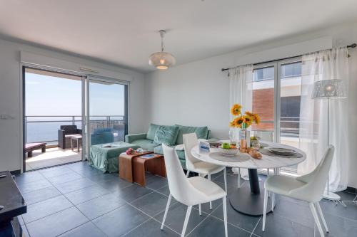 un salon avec une table et un canapé dans l'établissement Krystal Palace - Splendid Sea View - Happy Rentals, à Beausoleil